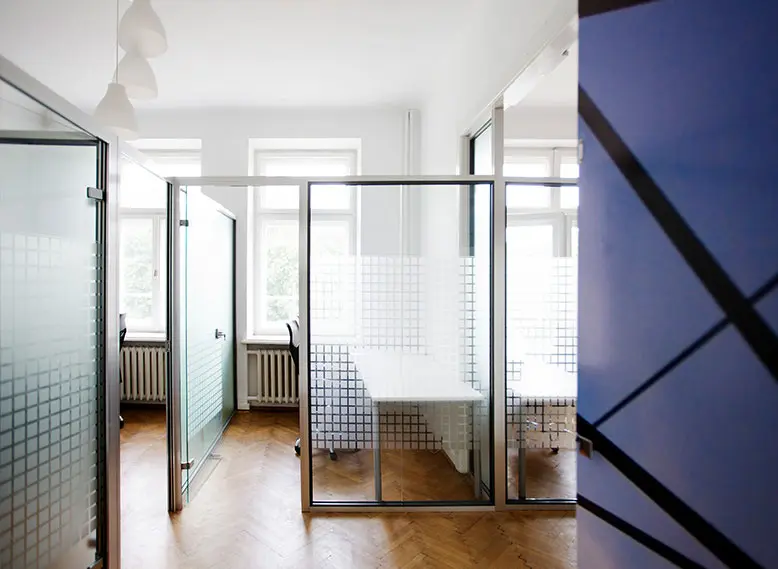 Al. Solidarności 53 lok 26, Solidarności 53