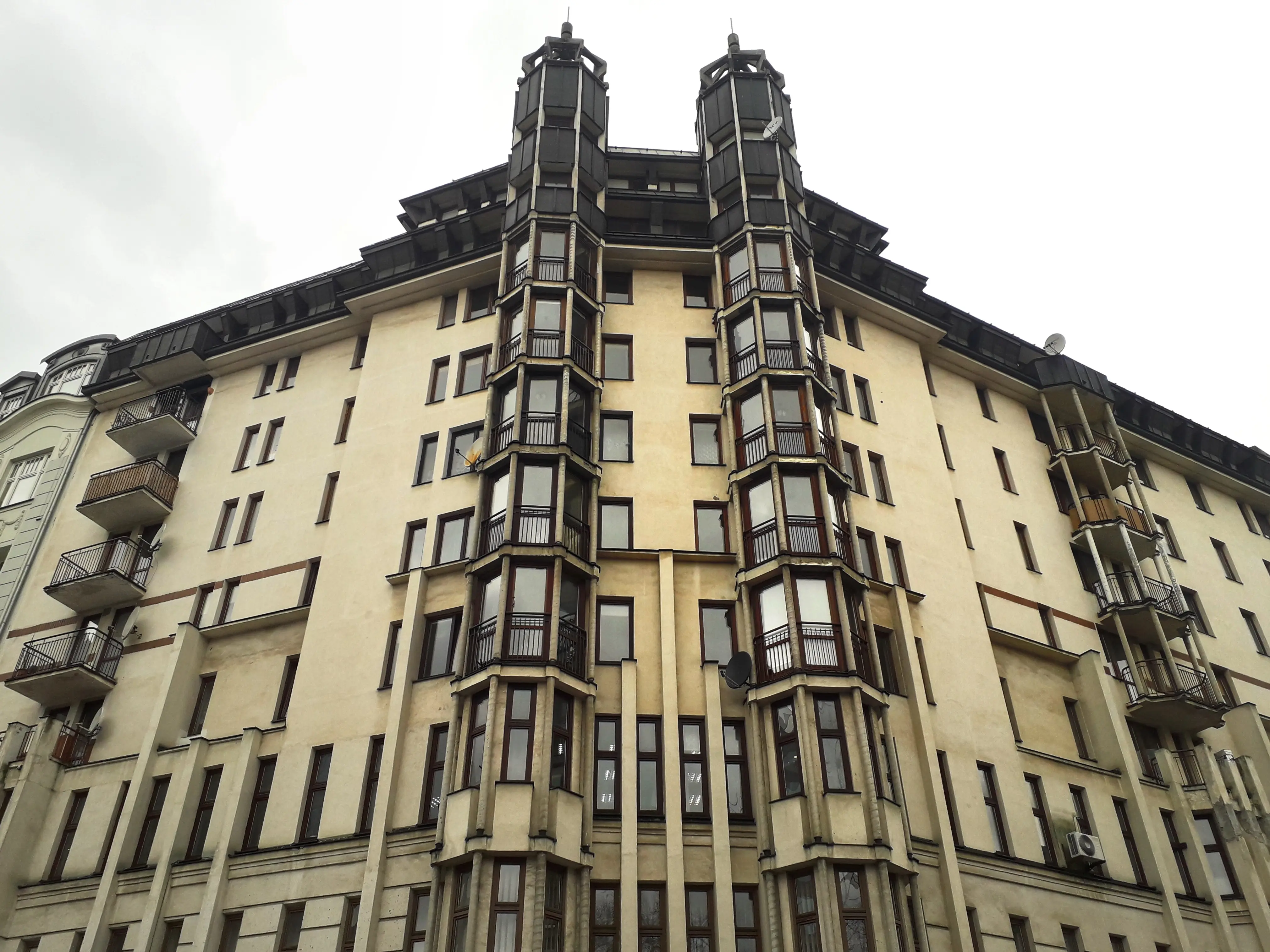 Twarda 44, Twarda 44