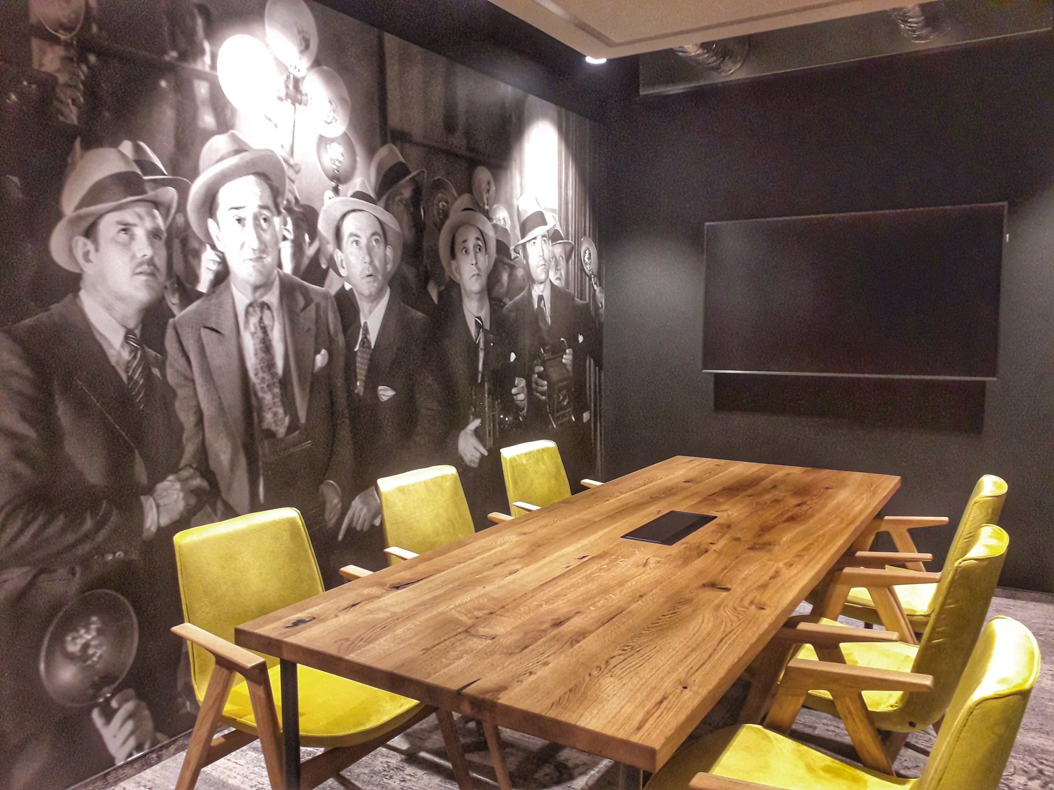 Ethos, Trzech Krzyży 10/14, Śródmieście, Warszawa