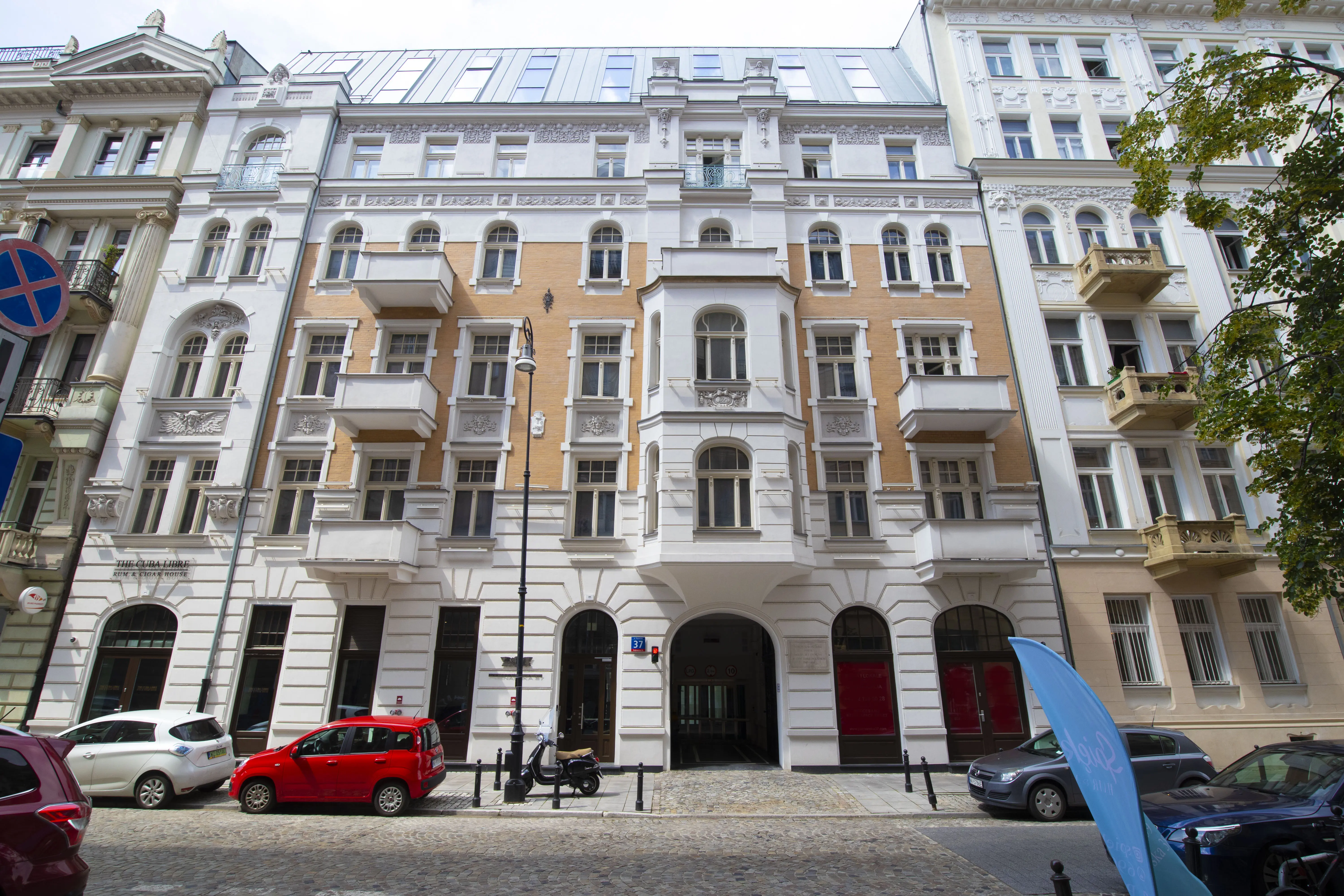 Poznańska 37, Poznańska 37