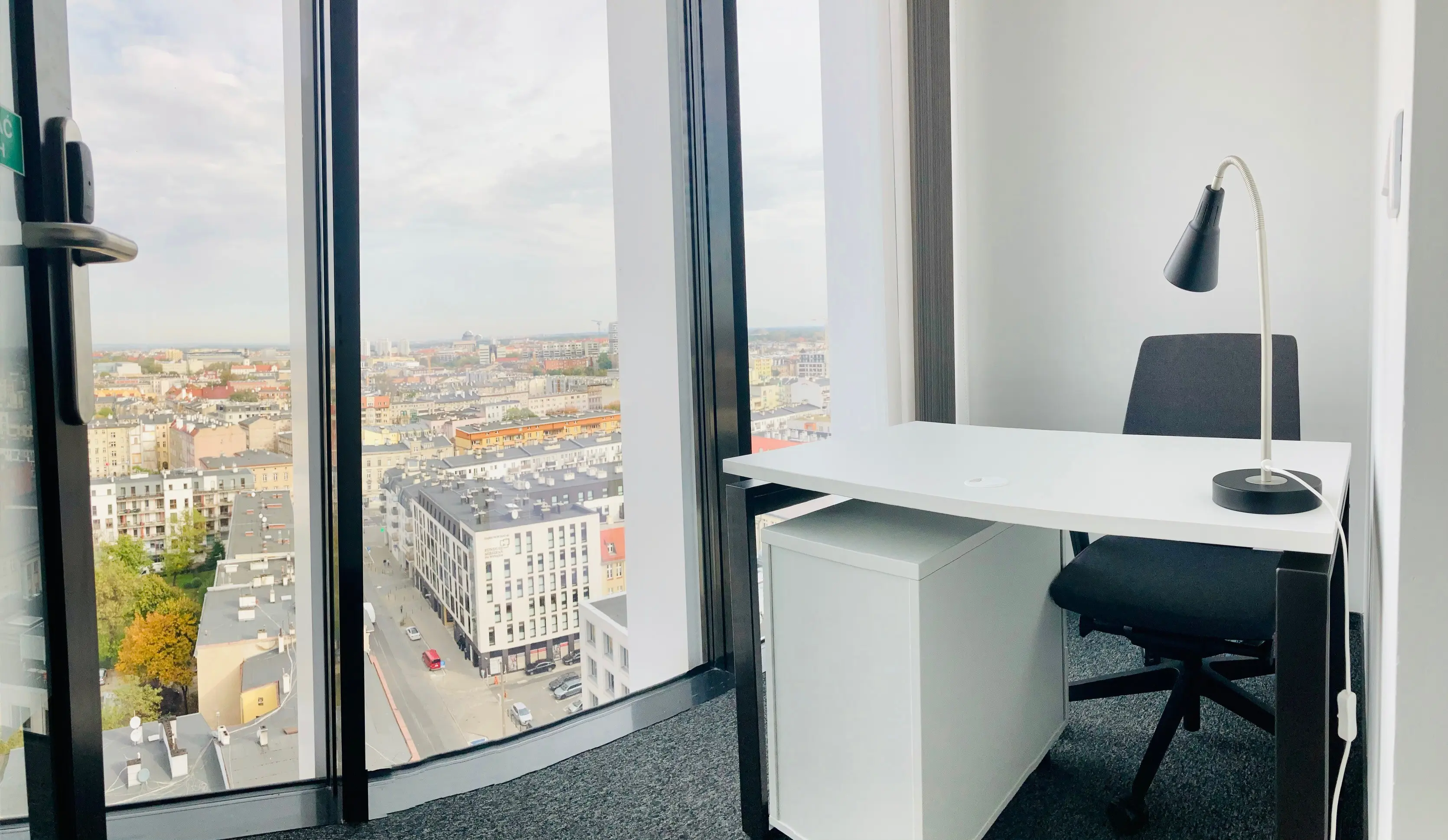 Silver Tower Center, Konstytucji 3 Maja 3