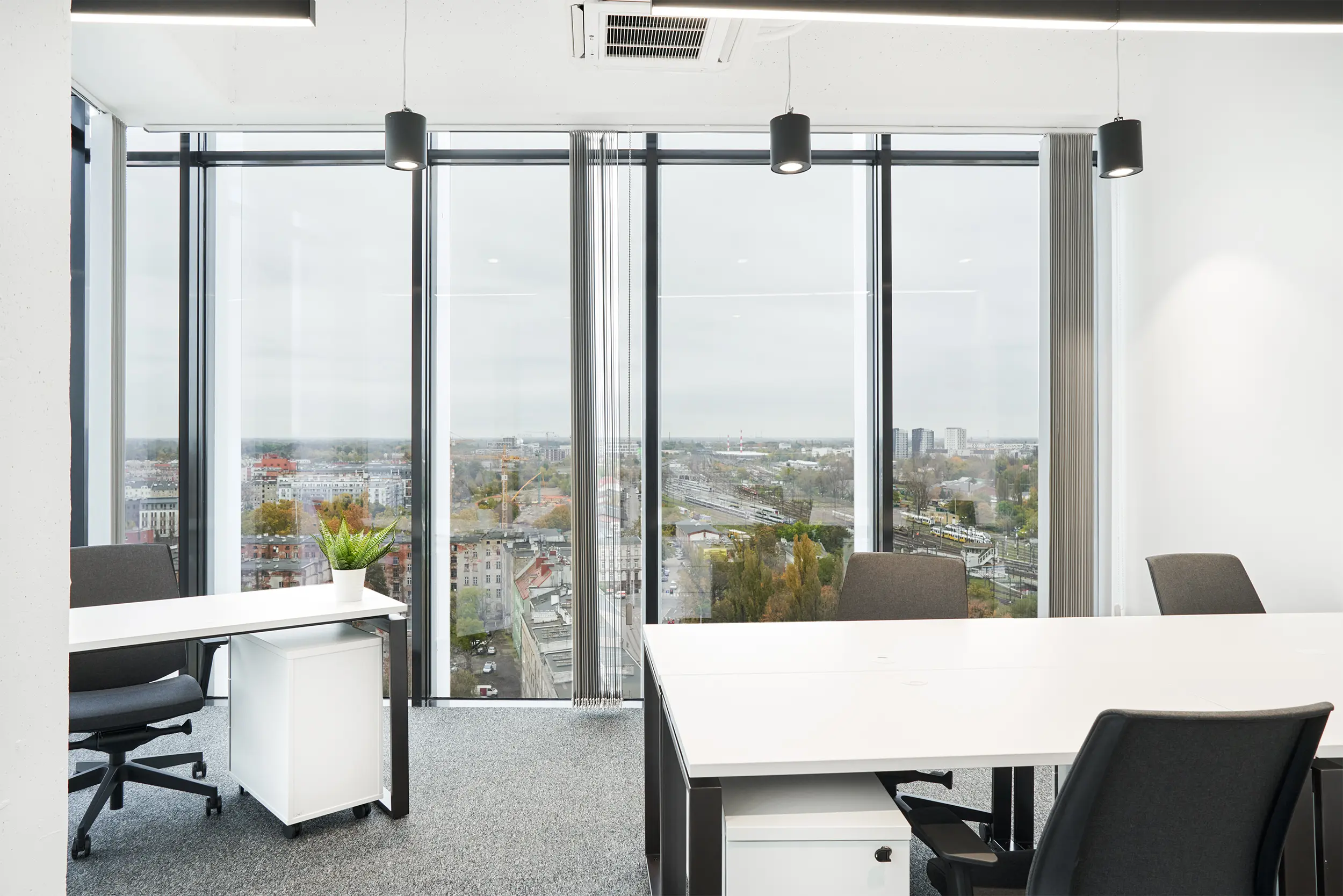 Silver Tower Center, Konstytucji 3 Maja 3