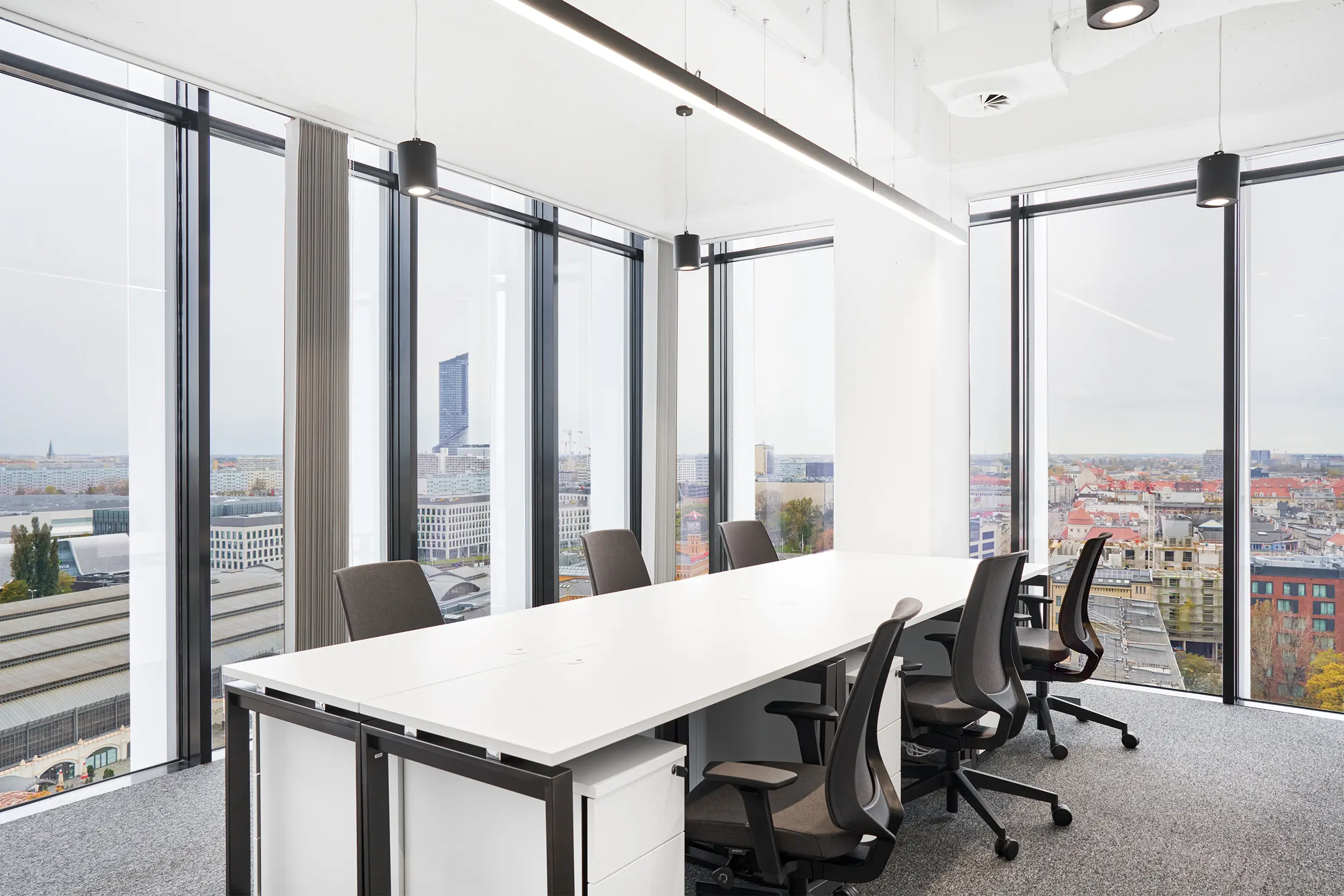 Silver Tower Center, Konstytucji 3 Maja 3